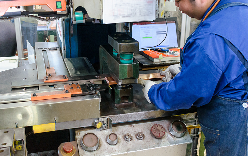 抜き加工（プレス）